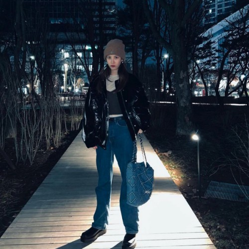 【소녀시대서현】 CHANEL 샤넬 22 미니 핸드백 스티치드 데님 & 실버 메탈 블루 ▶매장-700만원◀